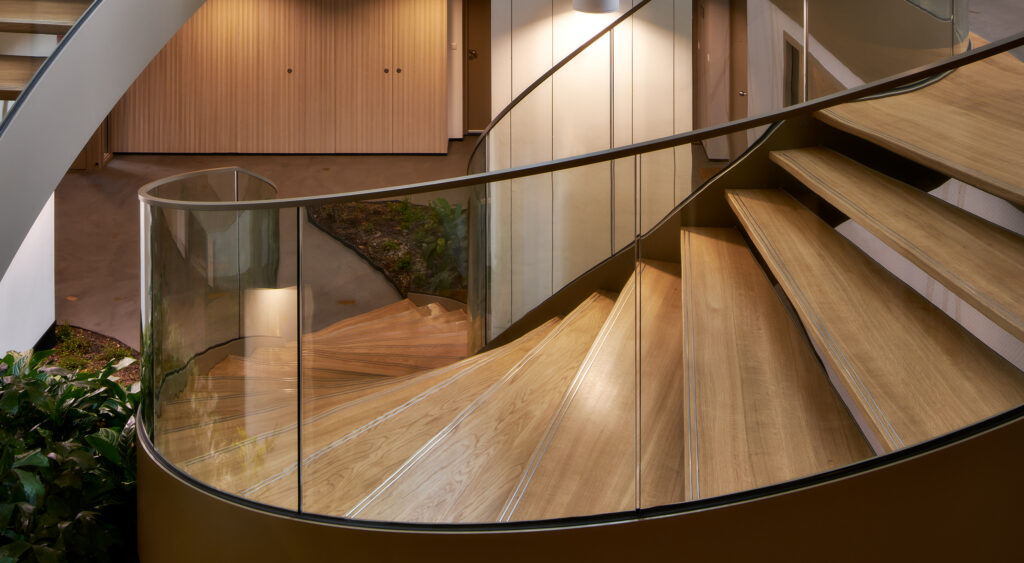 نرده شیشه ای خمیده